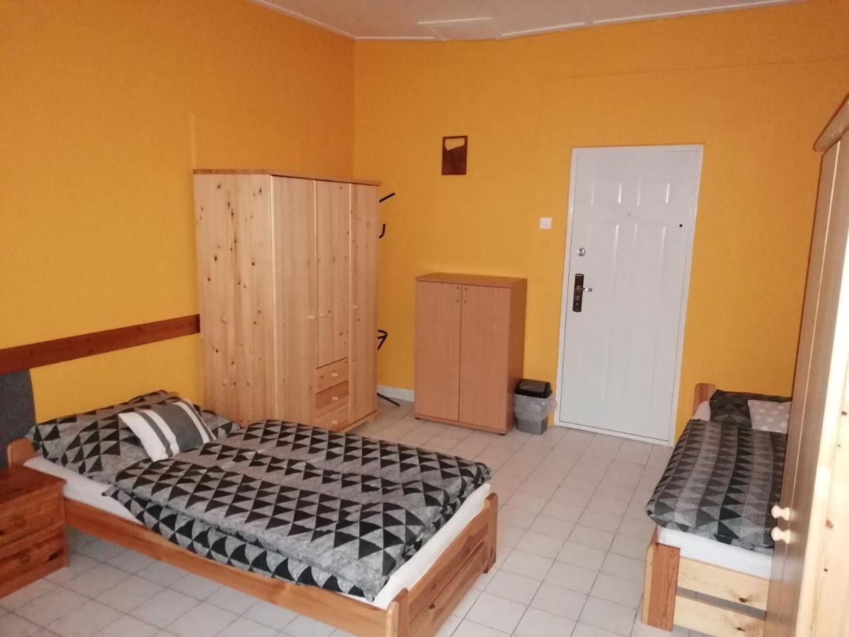 Collingo Belvarosi Szallas Apartment Kazincbarcika Exterior photo