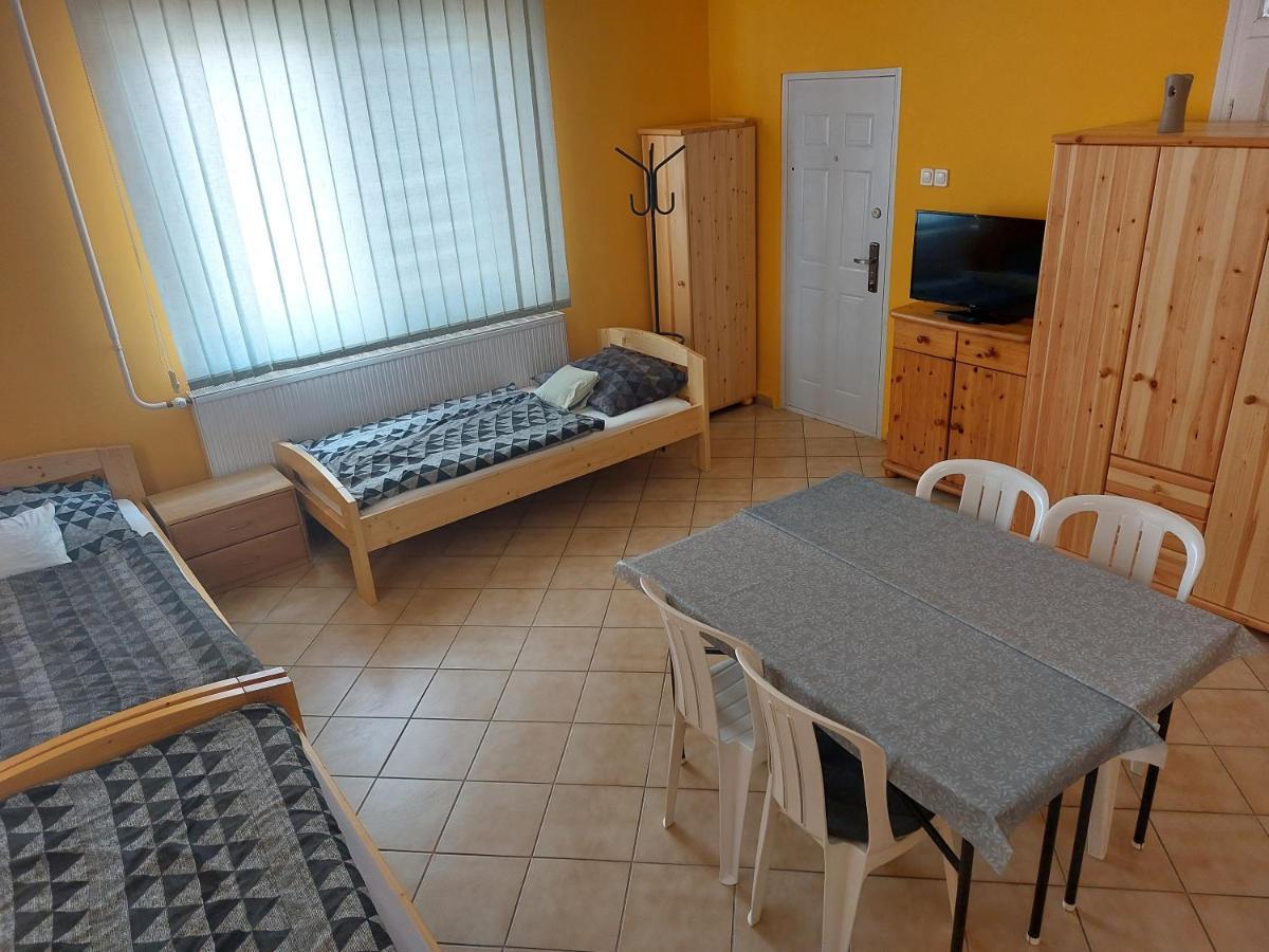Collingo Belvarosi Szallas Apartment Kazincbarcika Exterior photo